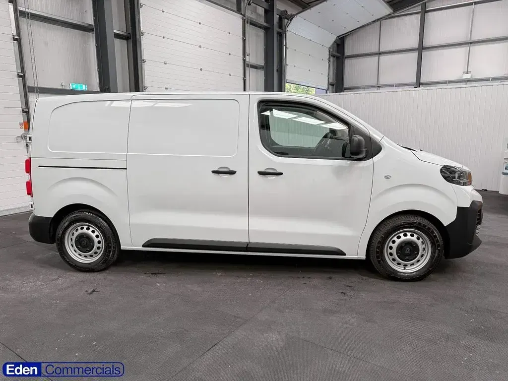 Used Peugeot e-Expert 100 kW (136 HP) 2024 White Van