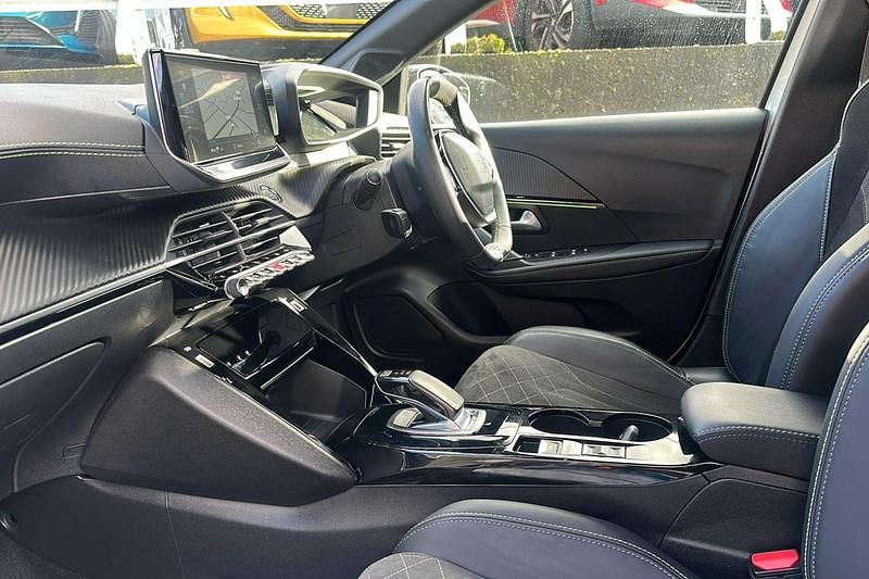 Used Peugeot e-208 Premium 100 kW (136 HP) 2022 Pearlescent white Hatchback