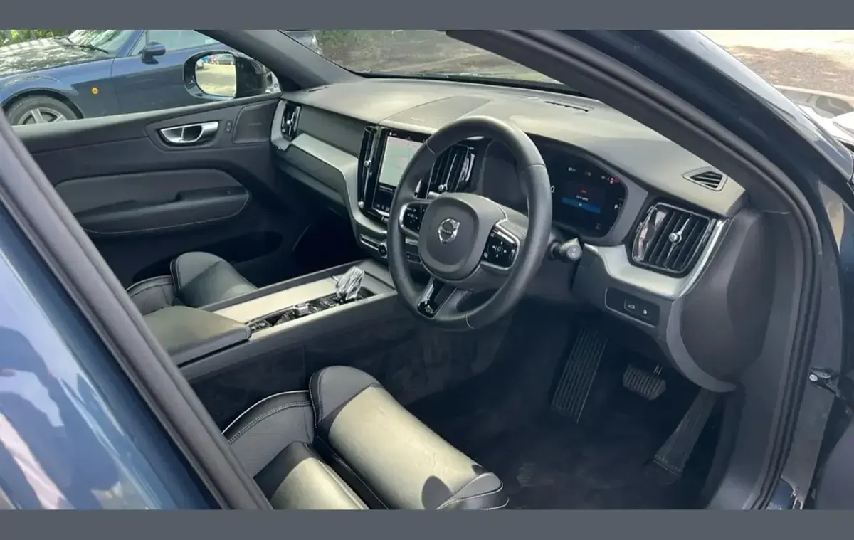 Used Volvo XC60 Plus 350 HP (257 kW) 2023 Blue SUV