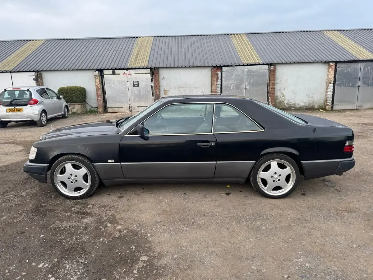Used Mercedes E300 1989 Black Coupe