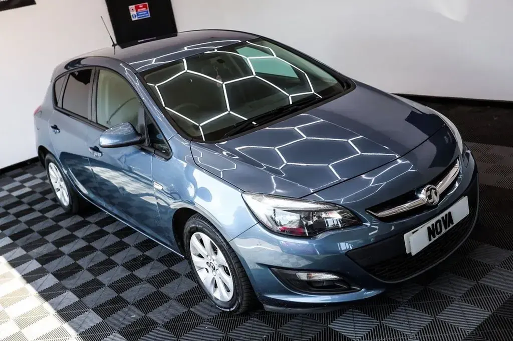 Used Vauxhall Astra Design Edition 100 HP (73 kW) 2014 Blue Hatchback