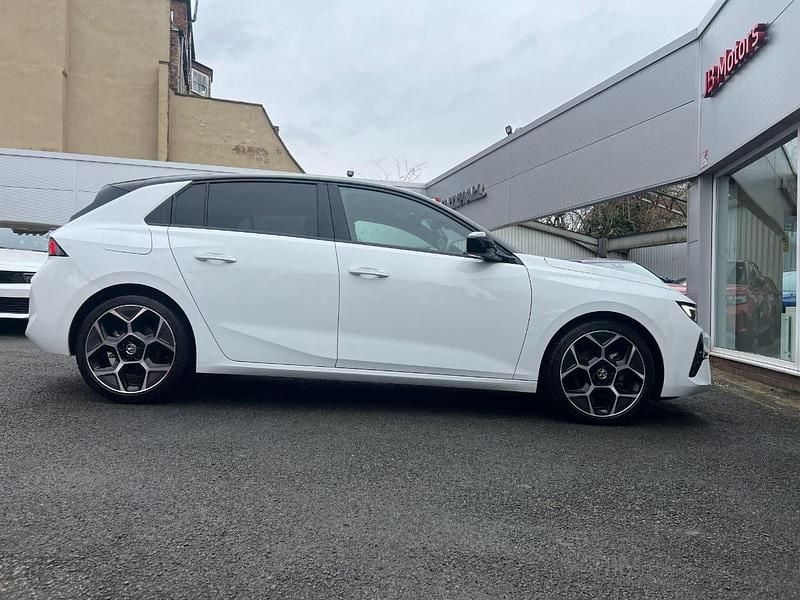 Used Vauxhall Astra Ultimate 130 HP (95 kW) 2025 Arctic white Hatchback