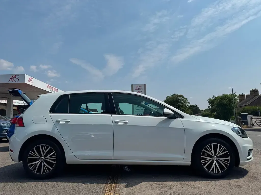 Used VW Golf VII SE 150 HP (110 kW) 2018 White Hatchback
