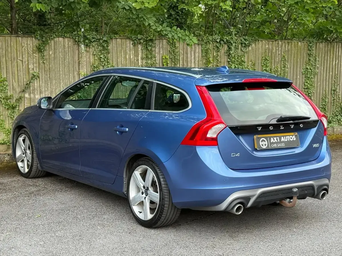 Used Volvo V60 R-Design 190 HP (139 kW) 2017 Blue Estate