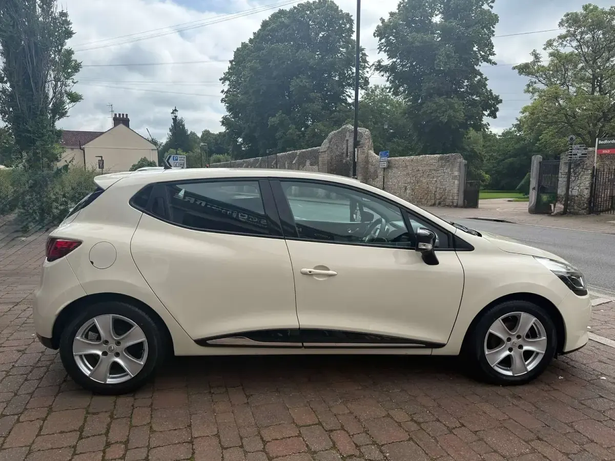 Used Renault Clio Dynamique 75 HP (55 kW) 2015 Cream Hatchback