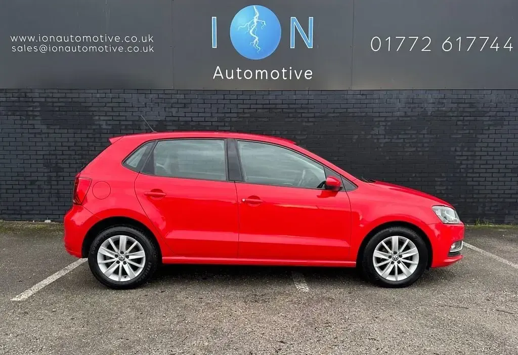 Begagnad VW Polo SE 90 HK (66 kW) 2015 Röd Halvkombi