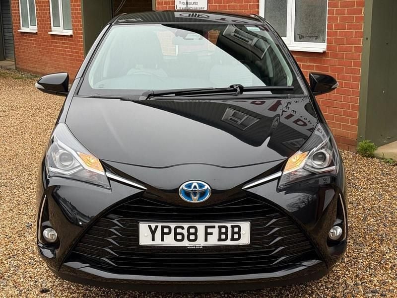 Used Toyota Yaris Hybrid 100 HP (73 kW) 2018 Black Hatchback