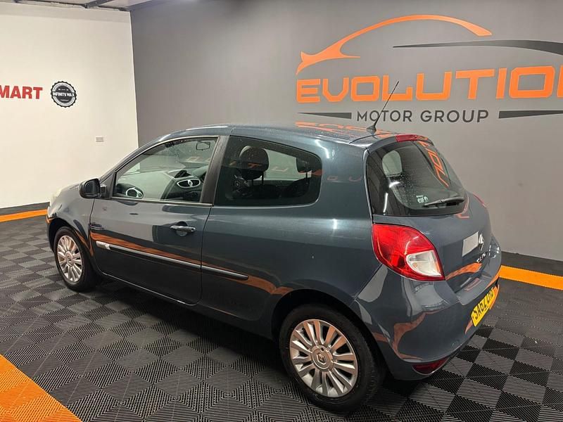 Used Renault Clio IV Expression+ 75 HP (55 kW) 2012 Blue Hatchback