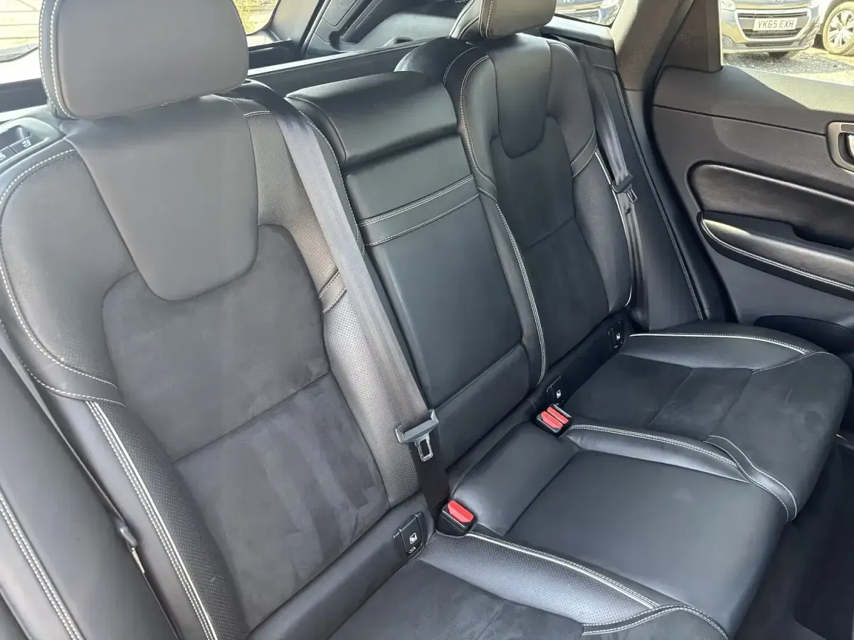 Used Volvo XC60 R-Design 187 HP (137 kW) 2018 Grey SUV