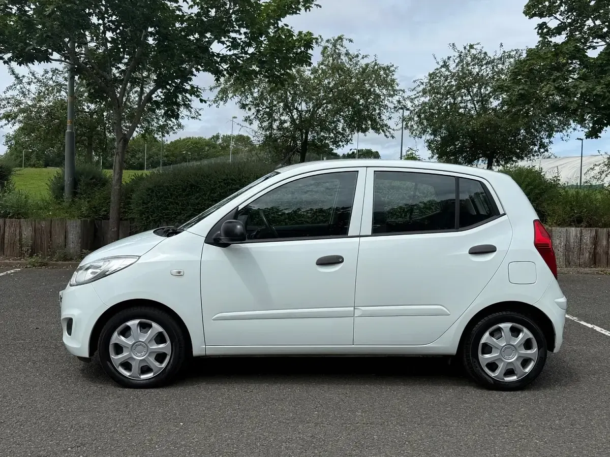 Used Hyundai i10 Classic 83 HP (61 kW) 2013 White Hatchback
