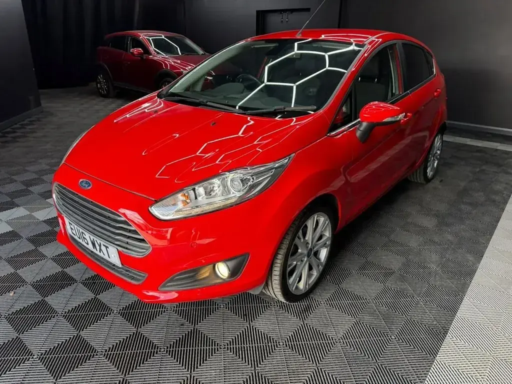 Used Ford Fiesta Titanium 125 HP (91 kW) 2016 Red Hatchback