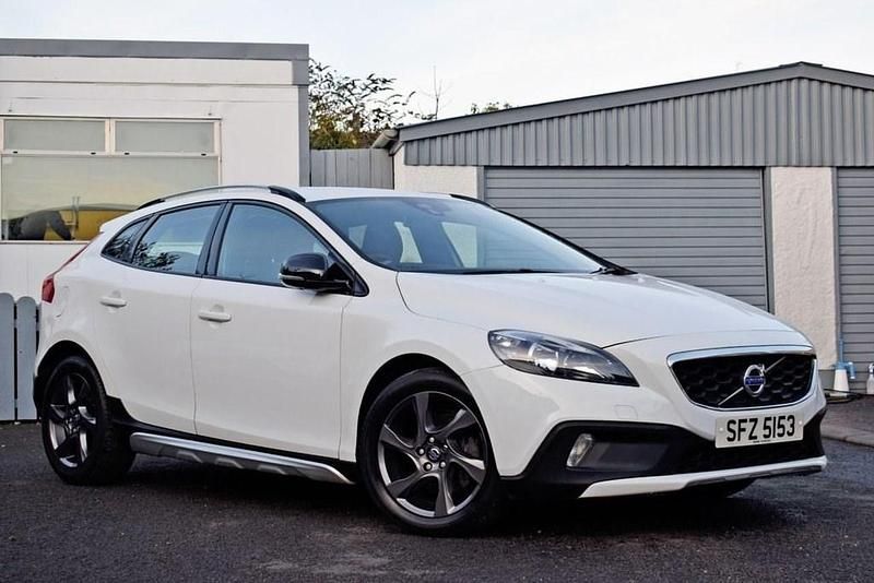 White Used 2014 Volvo V40 SE Hatchback | £8,395 (Fair price) - Image 1/4