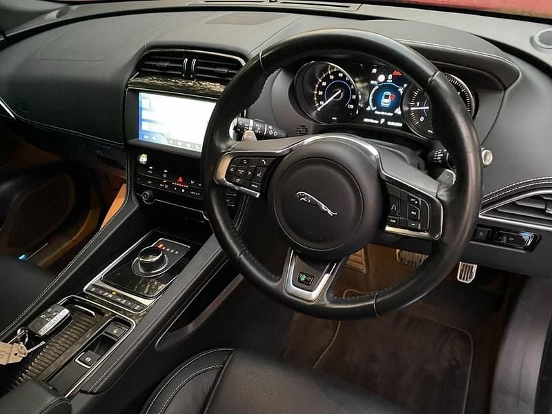 Usado Jaguar F-Pace R-Sport 180 HP (132 kW) 2019 Vermelho SUV