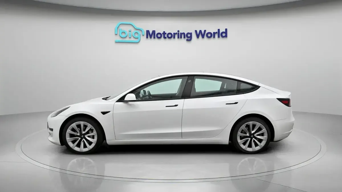 Used Tesla Model 3 Standard Range Plus 222 kW (302 HP) 2021 White Sedan