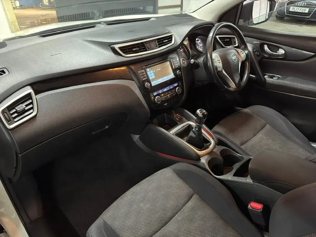 Used Nissan Qashqai N-TEC 110 HP (80 kW) 2015 White SUV