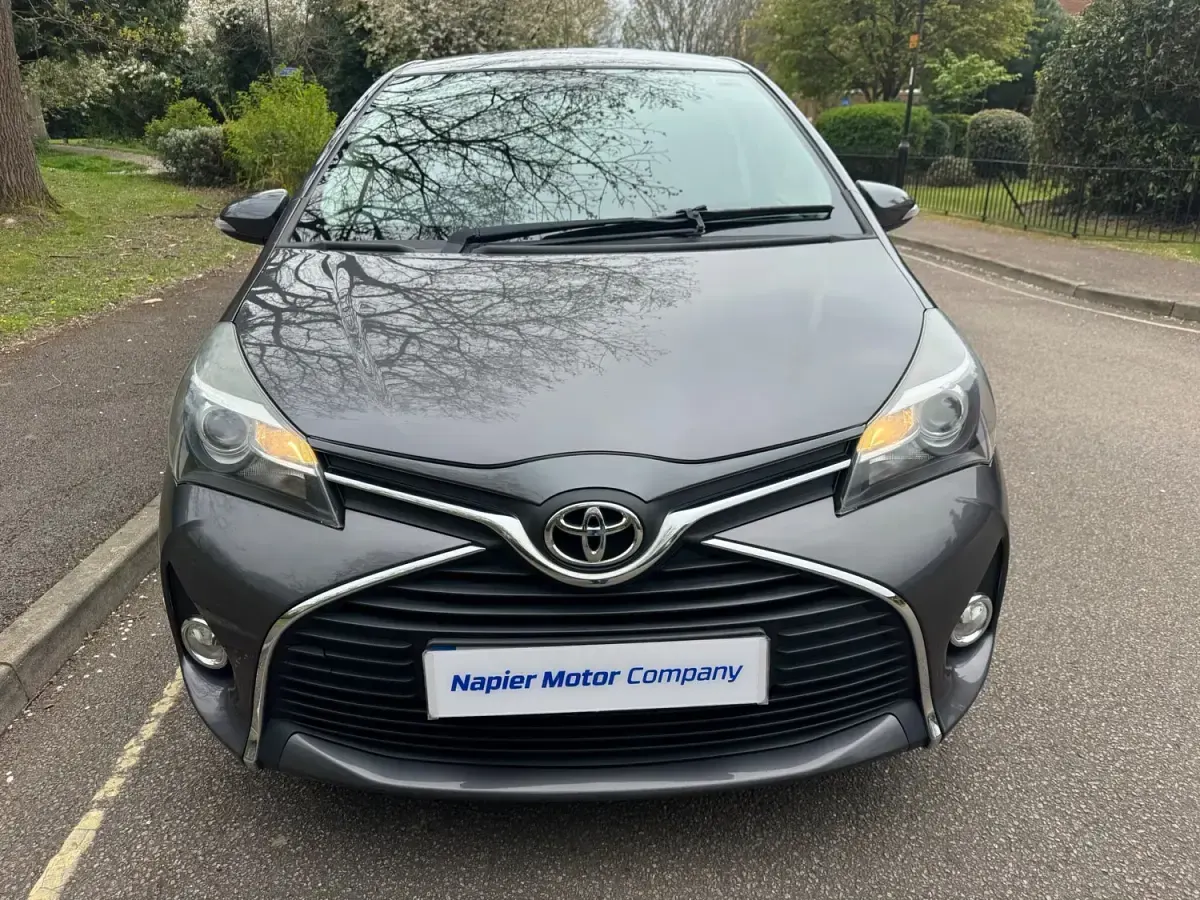 Używany Toyota Yaris 69 KM (50 kW) 2016 Szary Hatchback