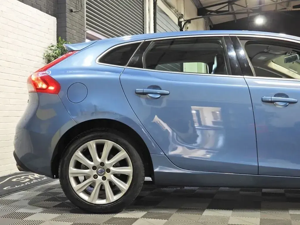 Używany Volvo V40 SE Lux 190 KM (139 kW) 2015 Niebieski Hatchback