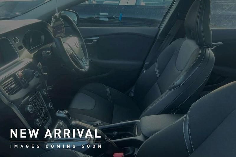 Used Volvo V40 Momentum 120 HP (88 kW) 2018 Blue Hatchback