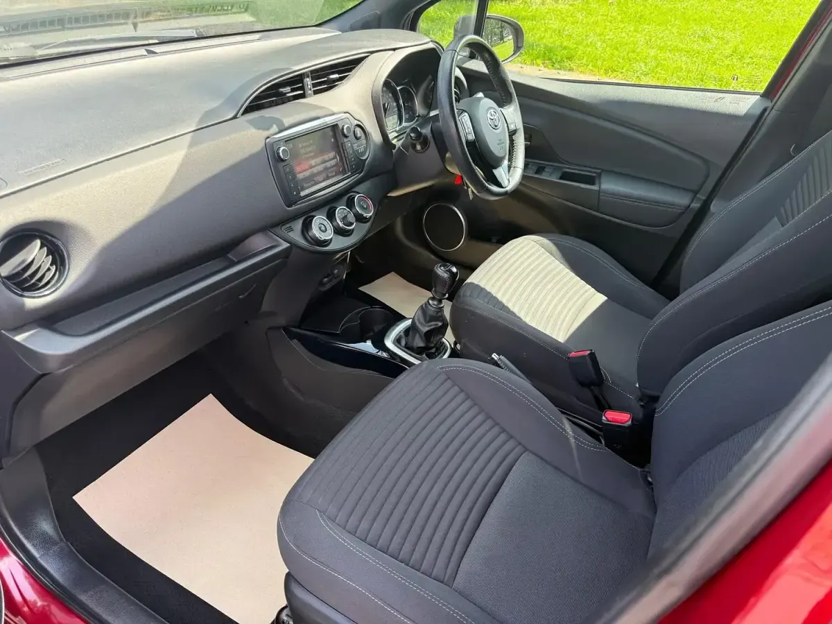 Used Toyota Yaris Design 111 HP (81 kW) 2017 Red/black Hatchback