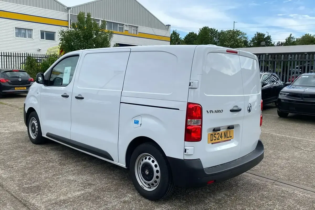 Used Vauxhall Vivaro S 120 HP (88 kW) 2024 White MPV