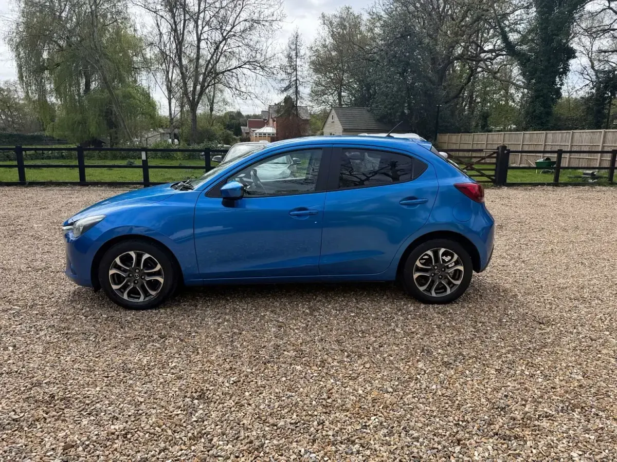Begagnad Mazda 2 Inclusive 2016 Blå Halvkombi