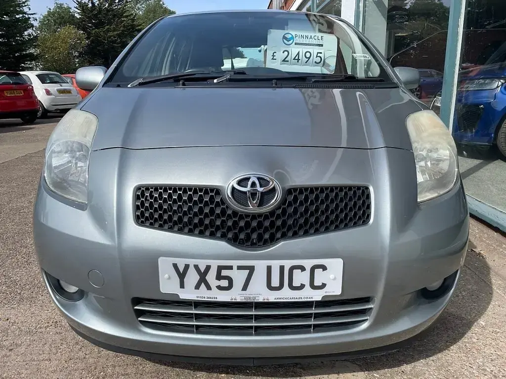 Used Toyota Yaris 85 HP (62 kW) 2007 Silver Hatchback