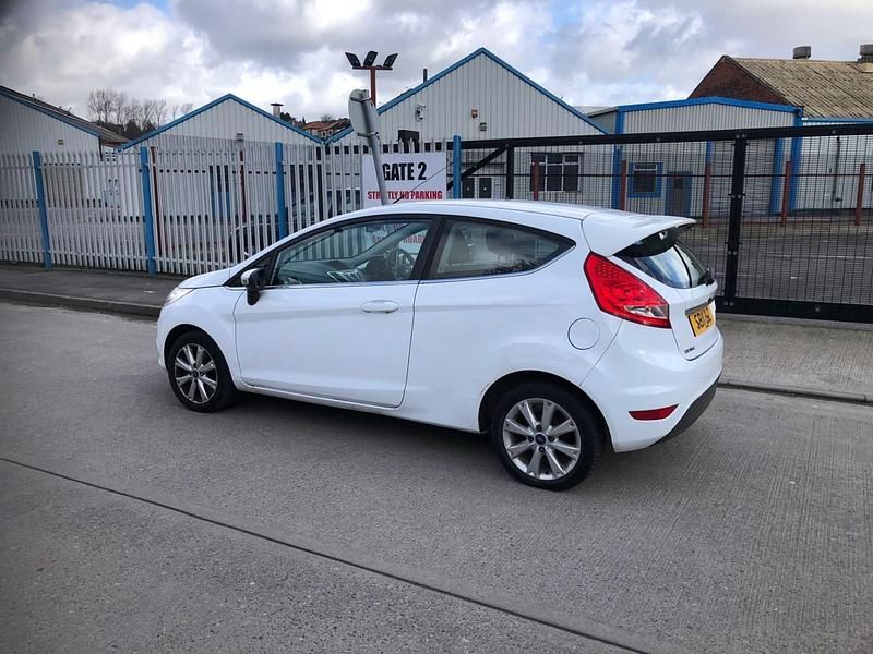 Used Ford Fiesta Zetec 82 HP (60 kW) 2011 White Hatchback