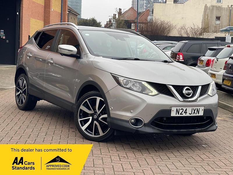 Used Nissan Qashqai Tekna 115 HP (84 kW) 2015 Silver SUV