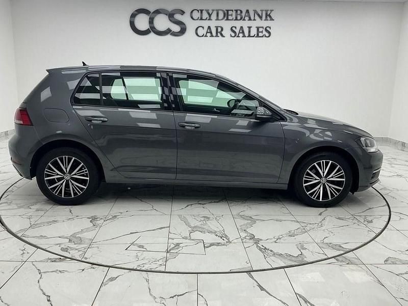 Usado VW Golf VII SE 115 HP (84 kW) 2018 Cinzento Citadino