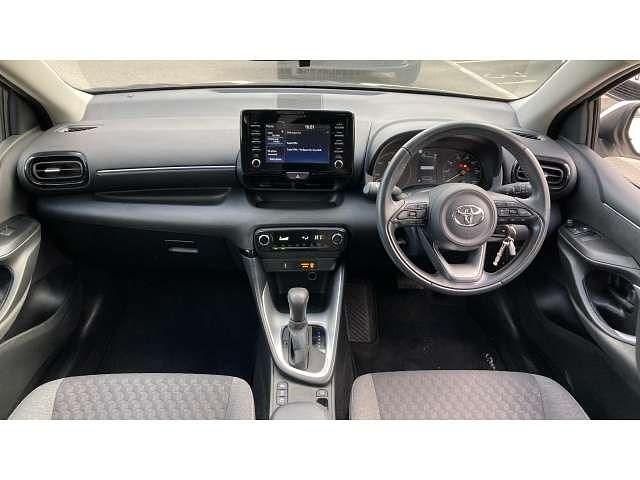 Used Toyota Yaris Hybrid 116 HP (85 kW) 2023 White Hatchback