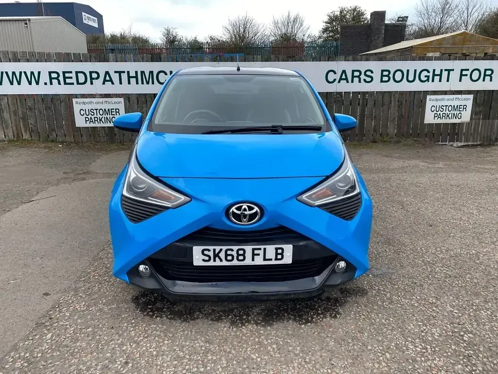 Used Toyota Aygo x-press 72 HP (52 kW) 2018 Blue Hatchback