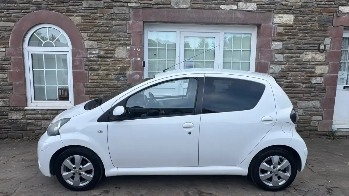 Used Toyota Aygo 68 HP (50 kW) 2012 White Hatchback