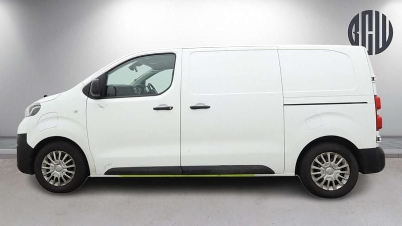 Used Toyota Proace 100 kW (136 HP) 2022 White MPV