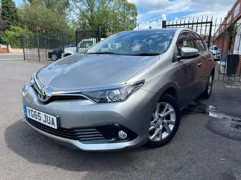 Used Toyota Auris 116 HP (85 kW) 2015 Grey Hatchback