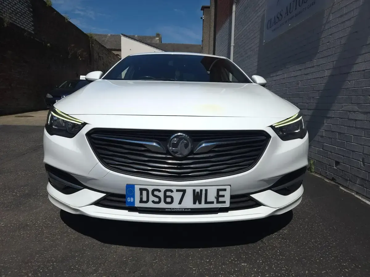 Used Vauxhall Insignia SRi 170 HP (125 kW) 2017 White Hatchback