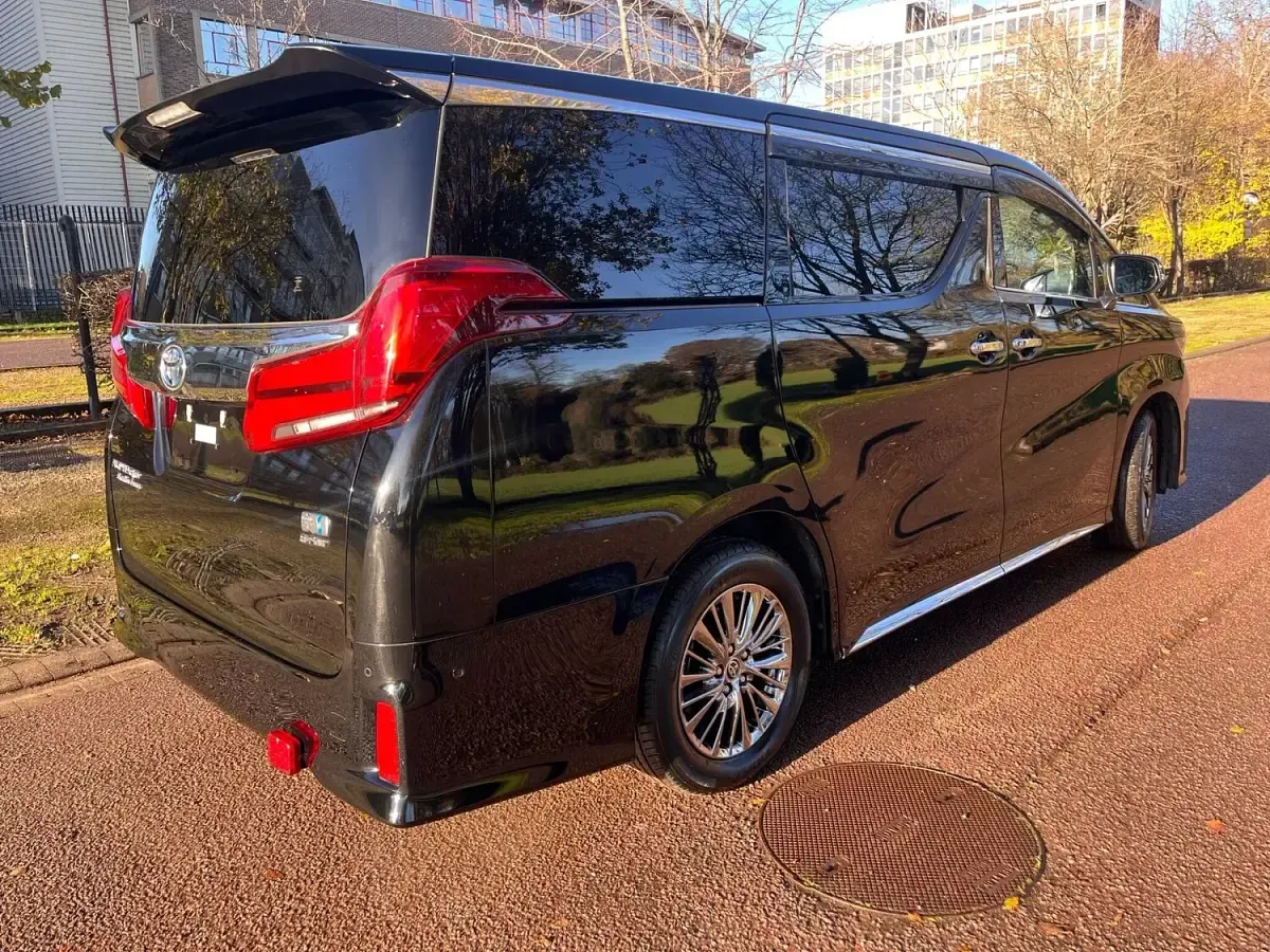 Used Toyota Alphard Executive 190 HP (139 kW) 2025 Black MPV