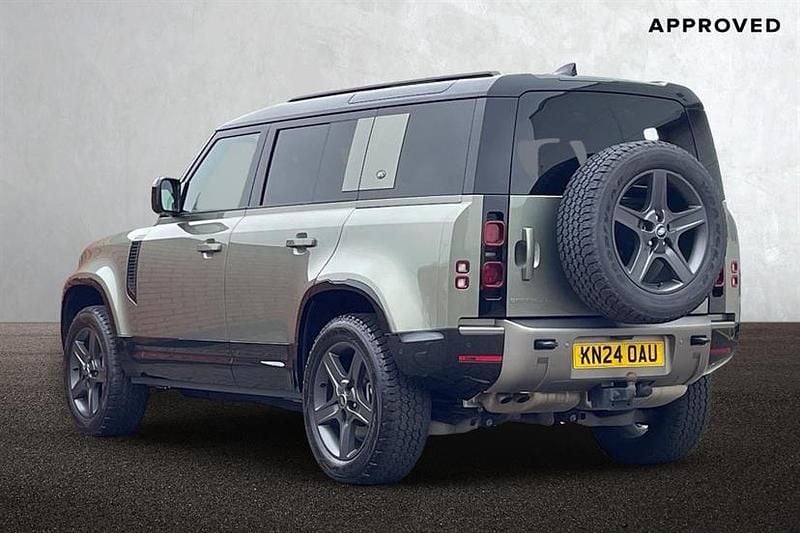 Used Land Rover Defender SE Dynamic 300 HP (220 kW) 2024 Pangea green Estate