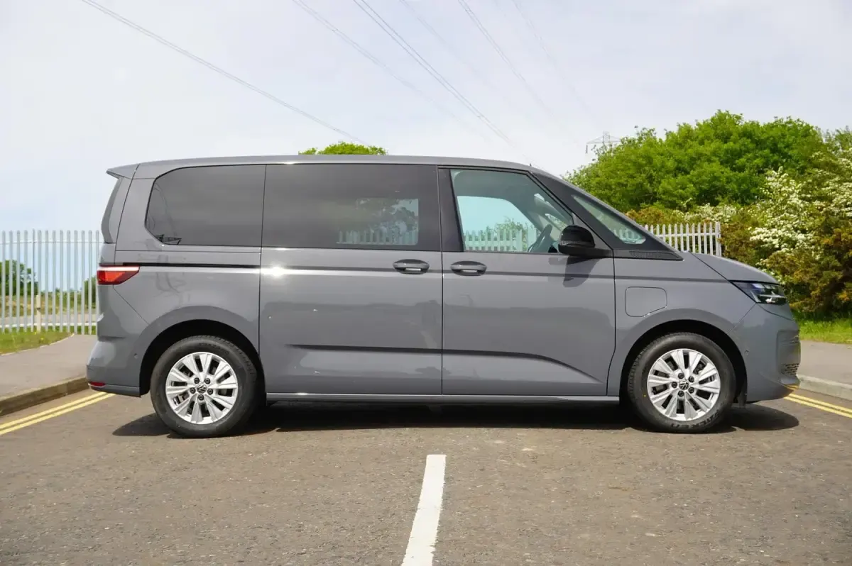 Begagnad VW Multivan Life 218 HK (160 kW) 2024 Grå Minibuss