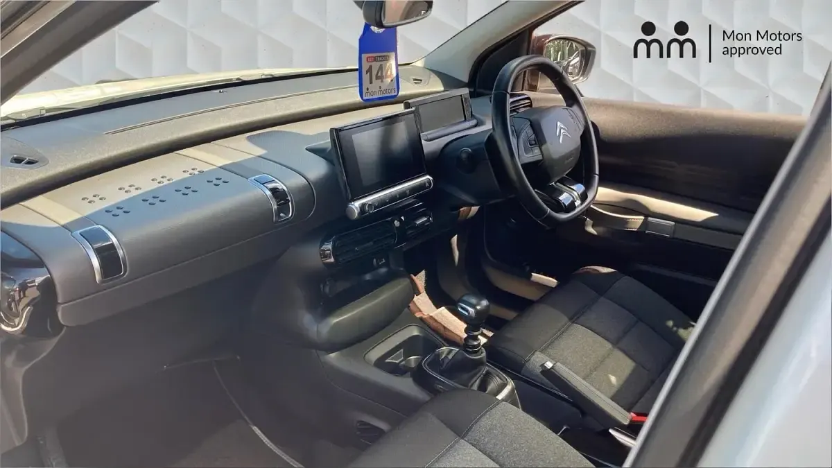 Used Citroën C4 Cactus Flair 110 HP (80 kW) 2018 White Hatchback