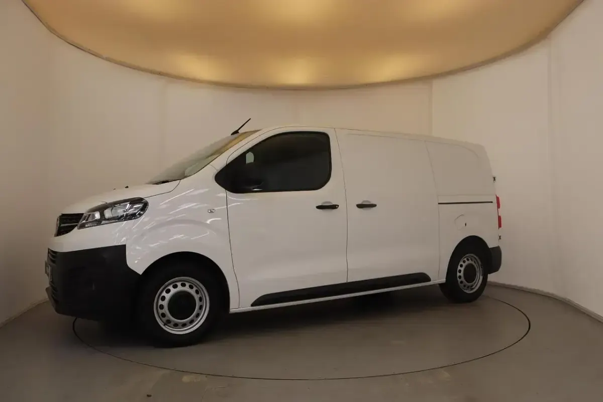 Used Vauxhall Vivaro S 99 HP (72 kW) 2021 White MPV