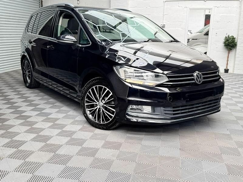 Begagnad VW Touran SEL 150 HK (110 kW) 2016 Svart Minibuss
