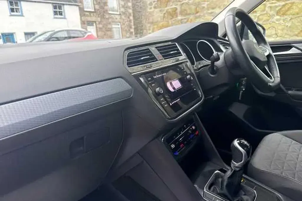Second-hand VW Tiguan Life 150 CP (110 kW) 2023 Gri SUV