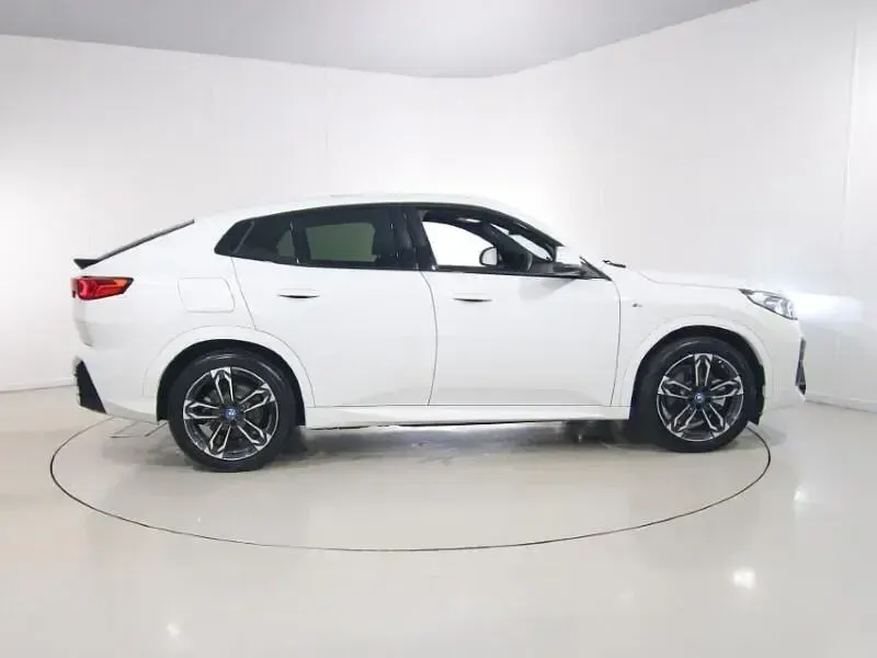 Begagnad BMW iX2 M Sport 227 kW (309 HK) 2024 Vit SUV
