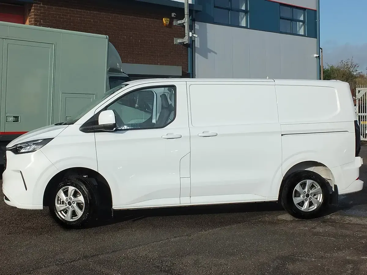 Used Ford Transit Custom Limited 136 HP (100 kW) 2023 White Van