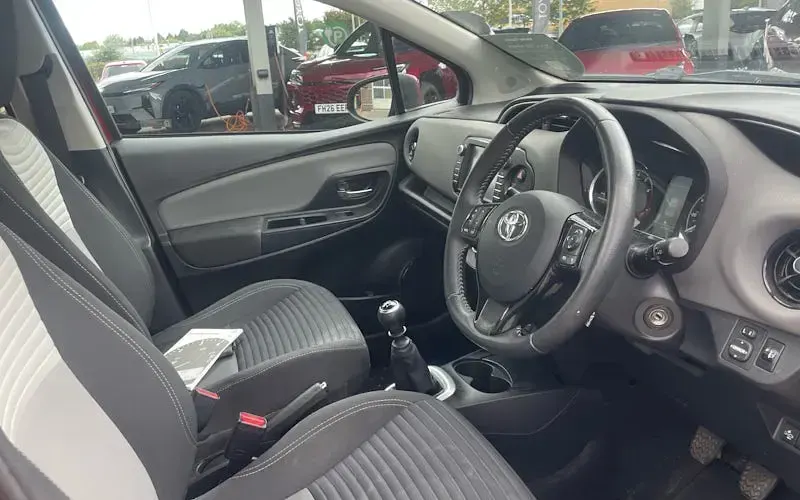 Used Toyota Yaris 111 HP (81 kW) 2018 Red Hatchback