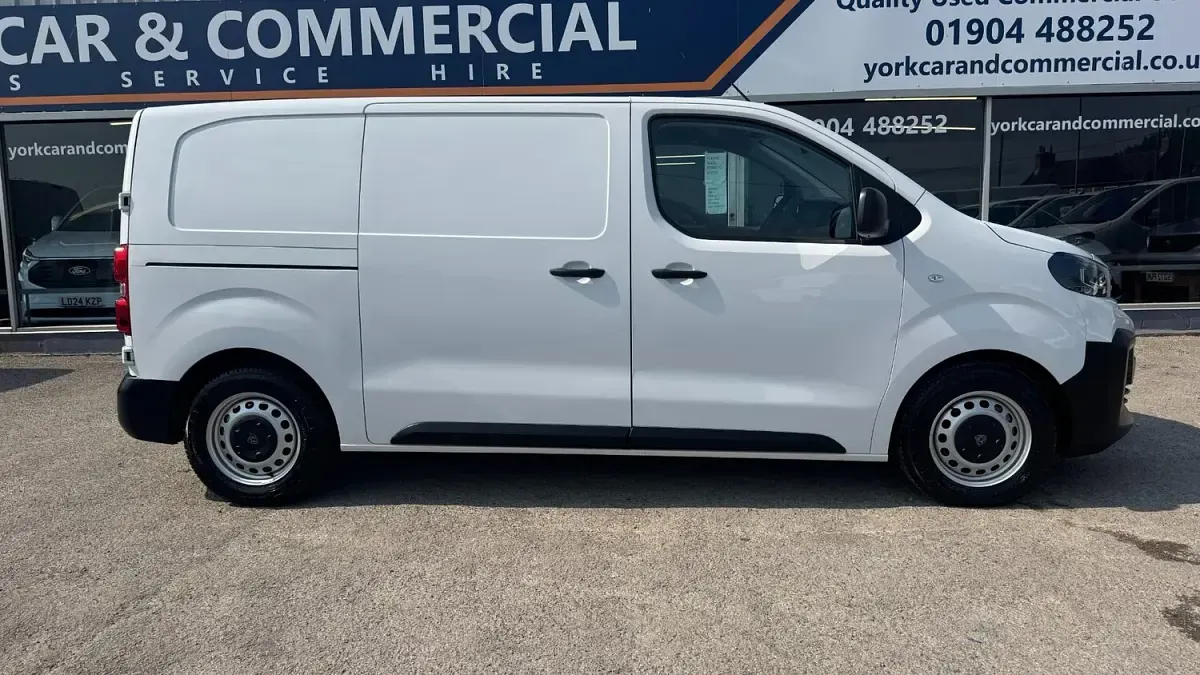 Used Peugeot e-Expert 100 kW (136 HP) 2024 White Van