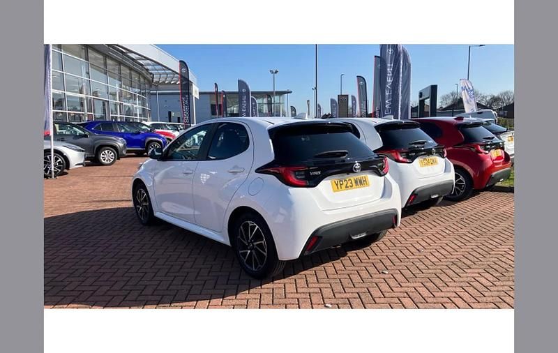 Used Toyota Yaris Hybrid Design 116 HP (85 kW) 2023 White Hatchback