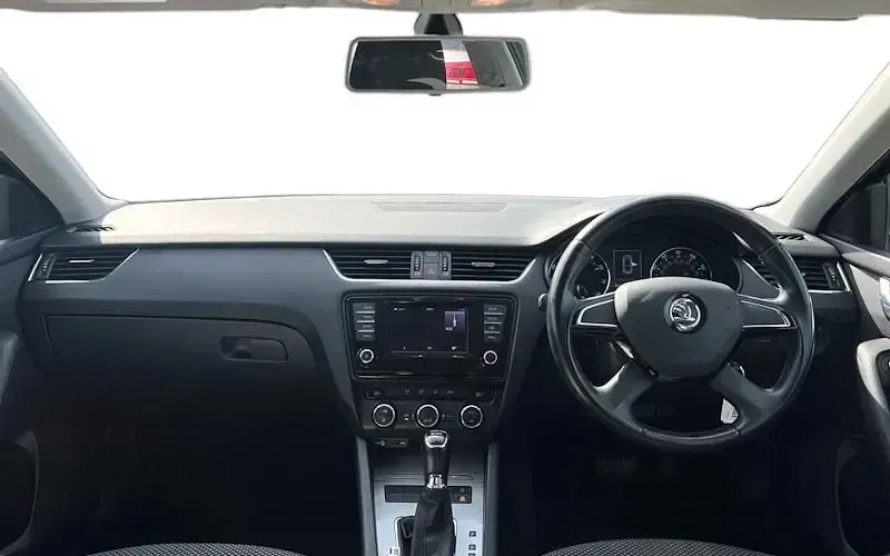 Usado Skoda Octavia SE 140 HP (102 kW) 2015 Cinzento Citadino