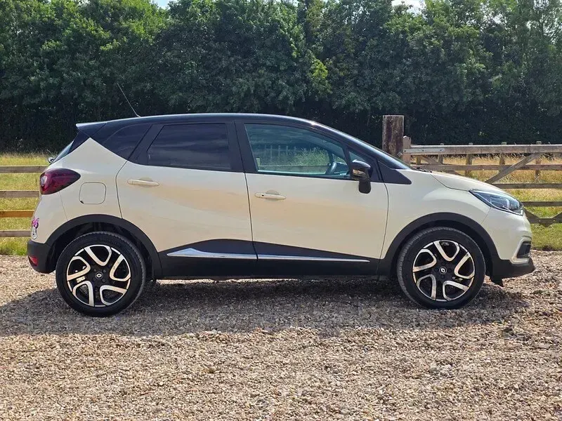 Used Renault Captur Iconic 90 HP (66 kW) 2018 Black/cream SUV
