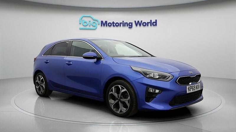 Usado Kia Ceed 138 HP (101 kW) 2019 Azul Citadino